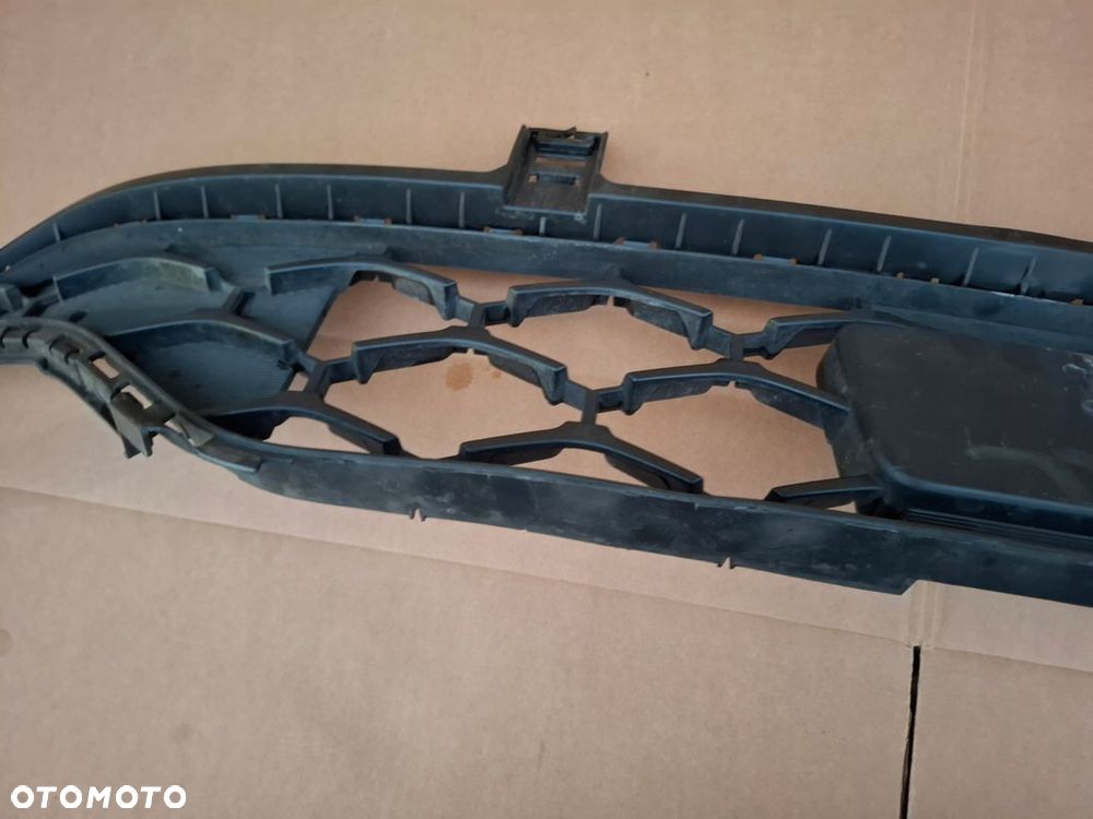 KRATKA ŚRODKOWA ZDERZAKA KIA STONIC GT LINE ORYGINAŁ - 3