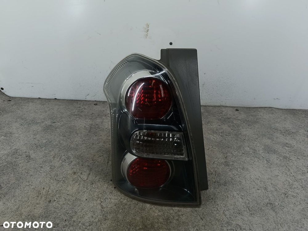 LAMPA TYLNA LEWA TOYOTA COROLLA VERSO II - 1
