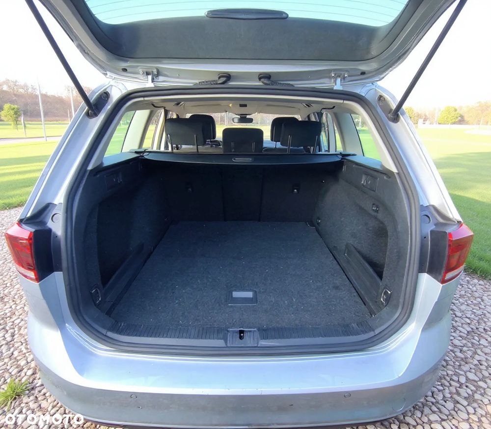 Volkswagen Passat 2.0 TDI SCR DSG Conceptline - 12