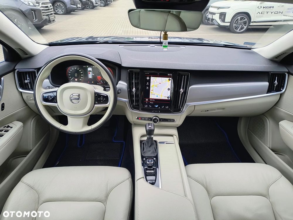 Volvo V90 D4 Momentum Pro - 24