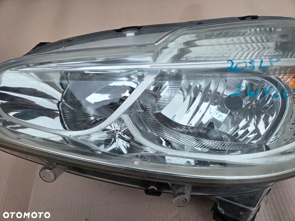 Lampa przednia lewa Peugeot 208 przed LIFT  9802221880 - 3