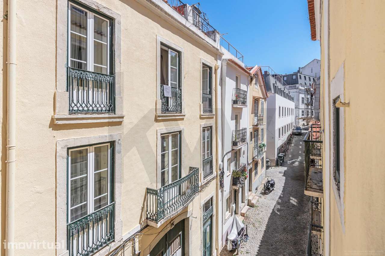 Arrendamento Charmoso Apartamento T2+1 com pátio - Mobilado em plena S - Grande imagem: 3/24