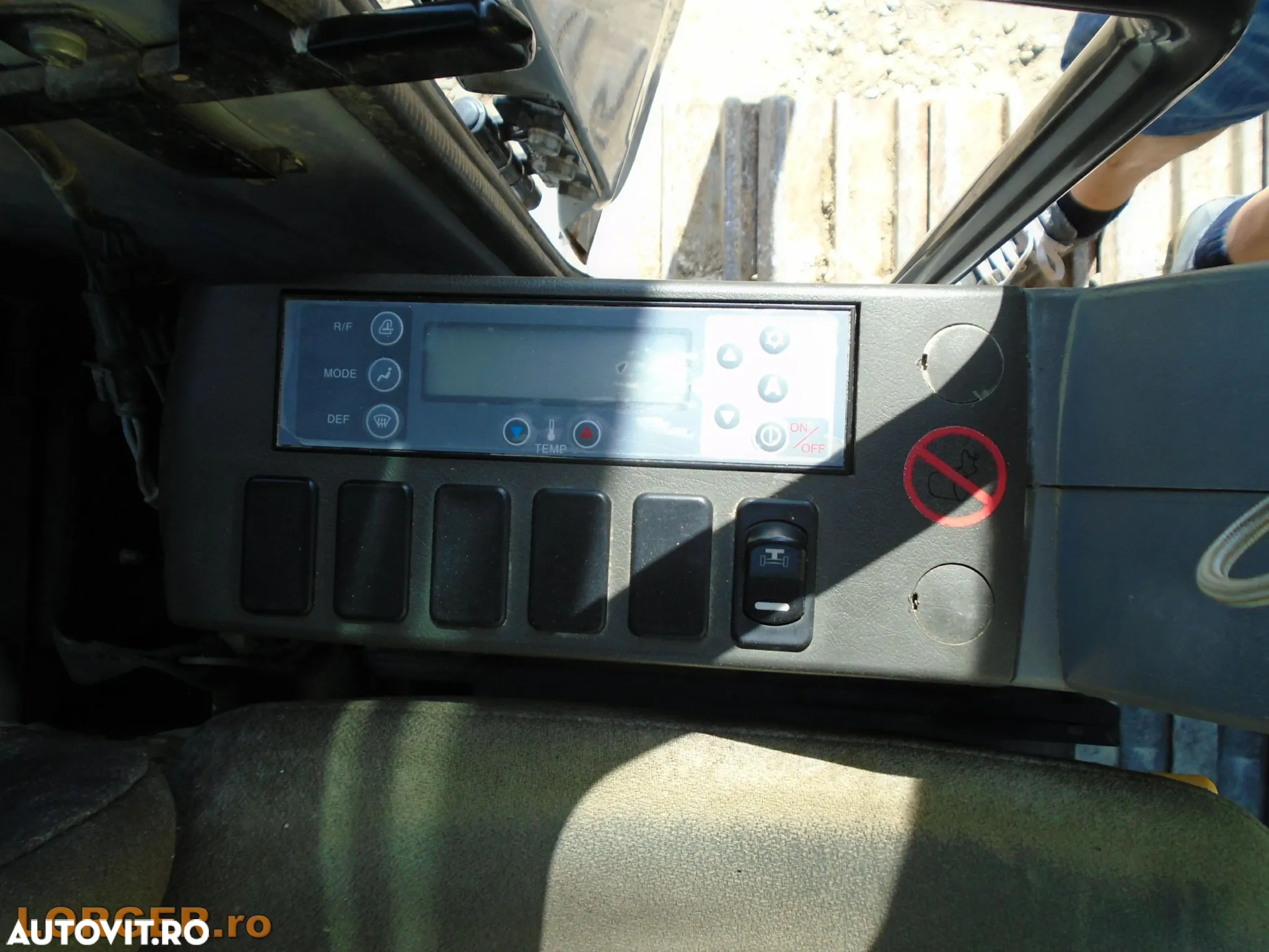 New Holland E 215 - 12