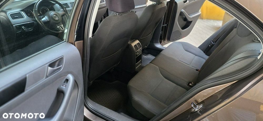 Volkswagen Jetta - 11