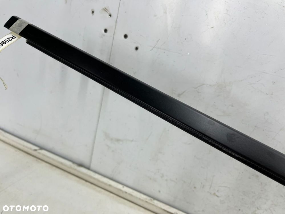 Listwa Porsche Macan 95b 14r czarny mat prawa przednia listwa zgarniająca uszczelka zewnętrzna drzwi - 9