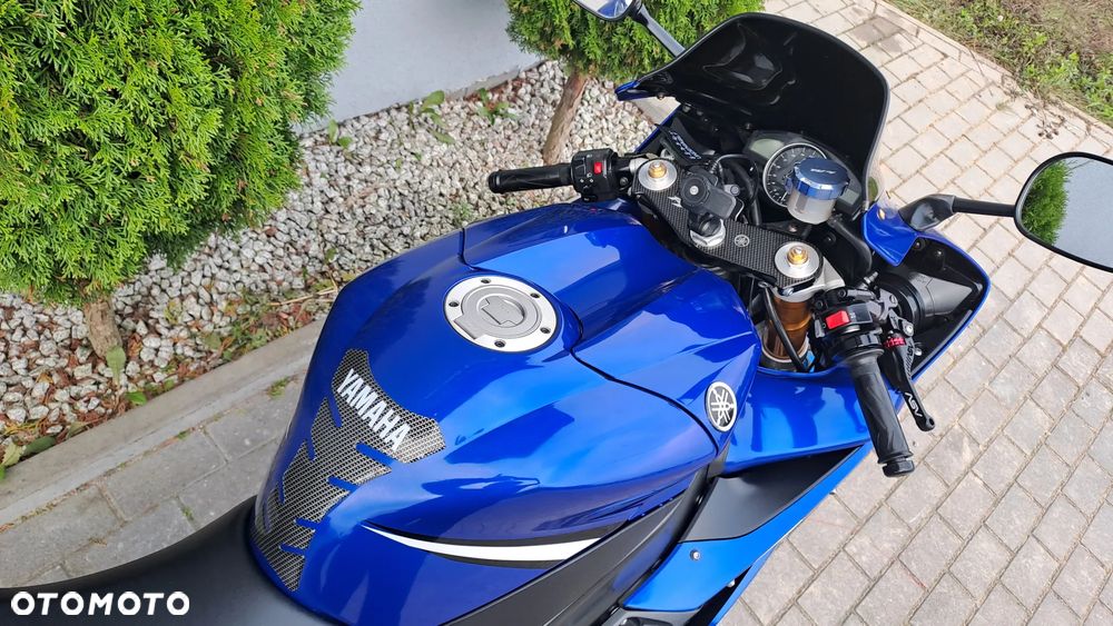 Yamaha R1 - 24