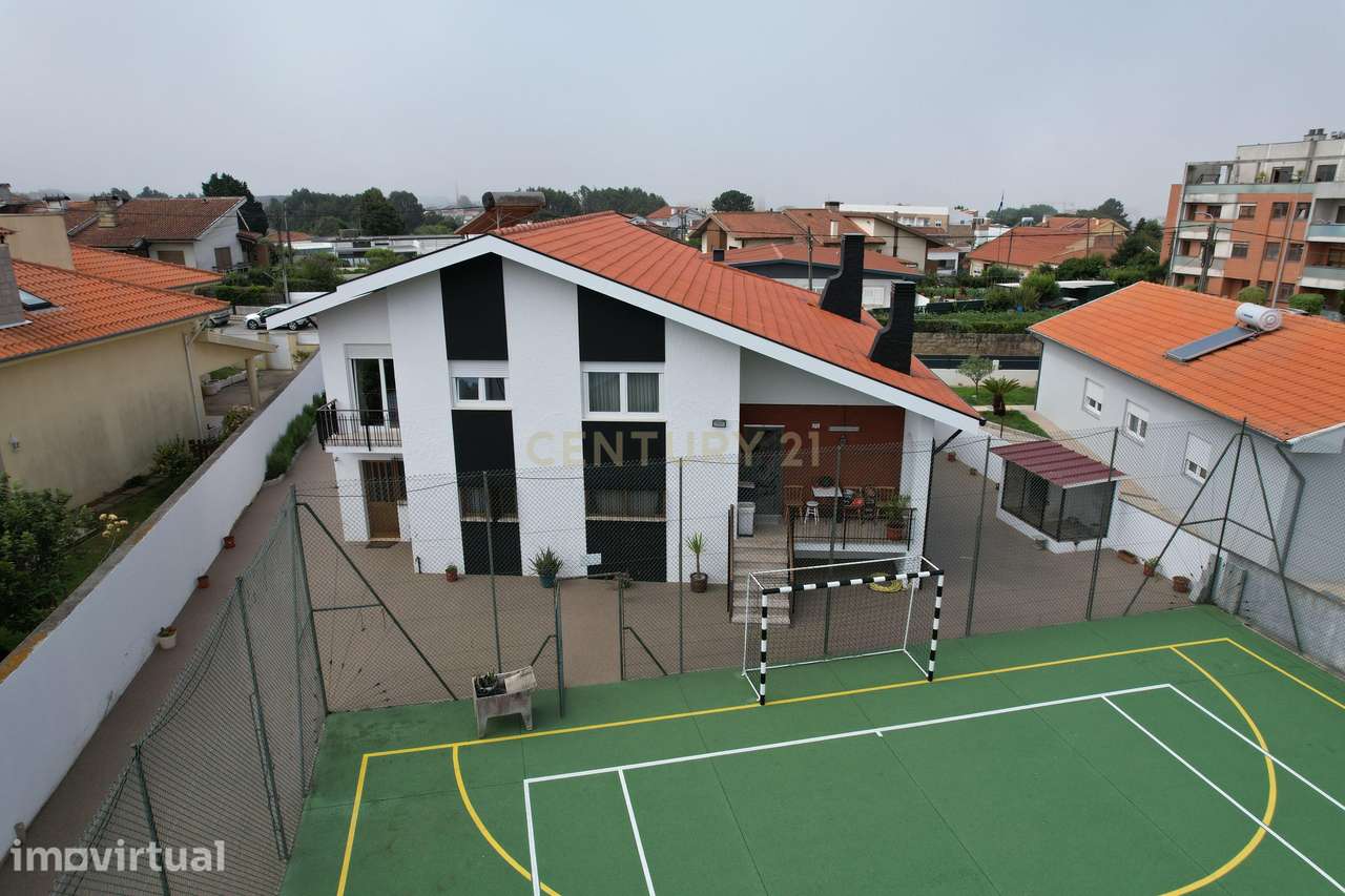 Moradia com 4 Frentes e Campo de Ténis em São Félix da Marinha - Grande imagem: 2/60