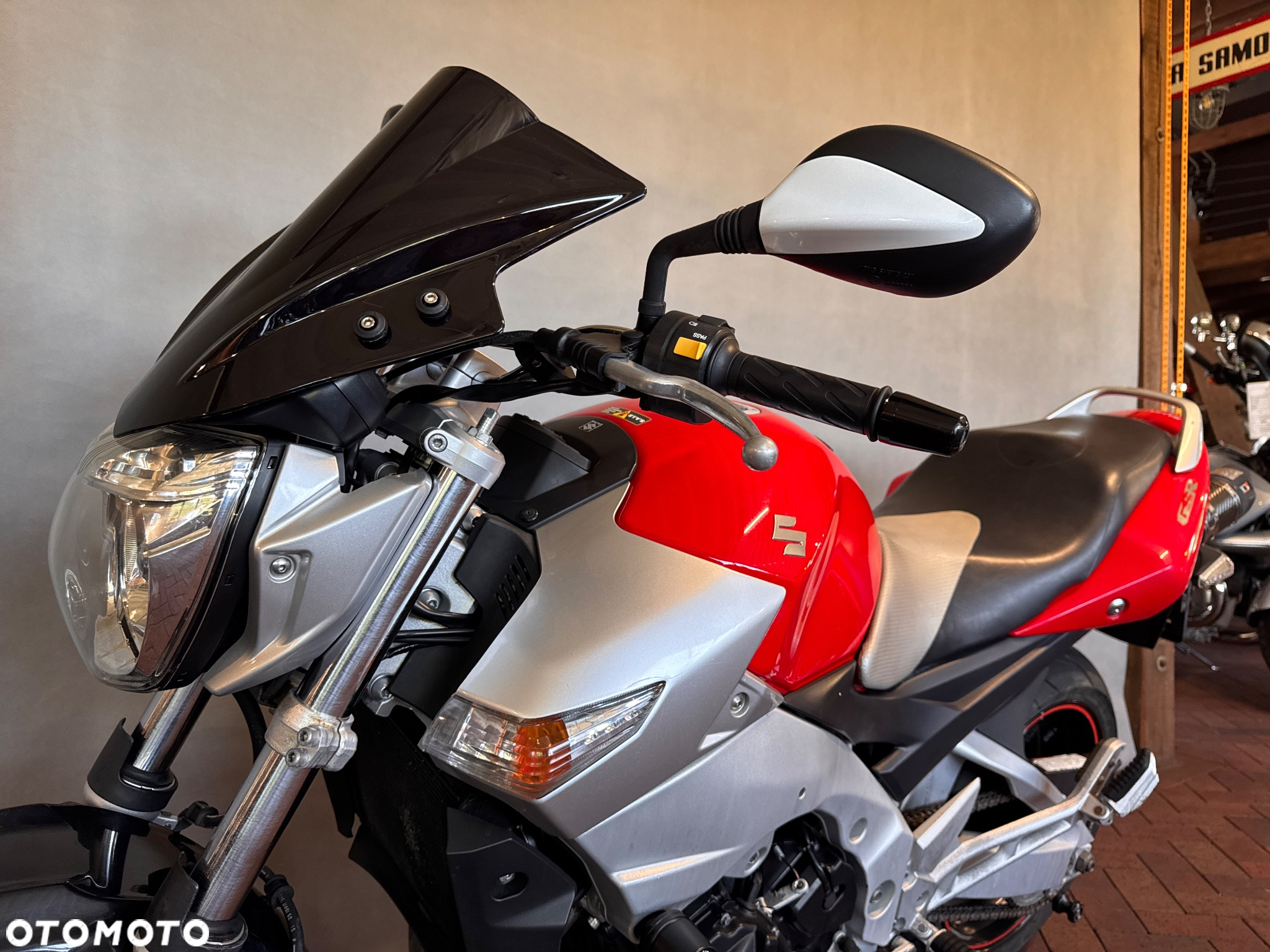 Suzuki GSR - 18