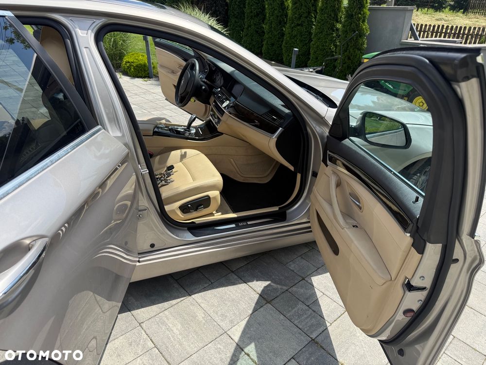 BMW Seria 5 528i xDrive Sport-Aut Luxury Line - 32