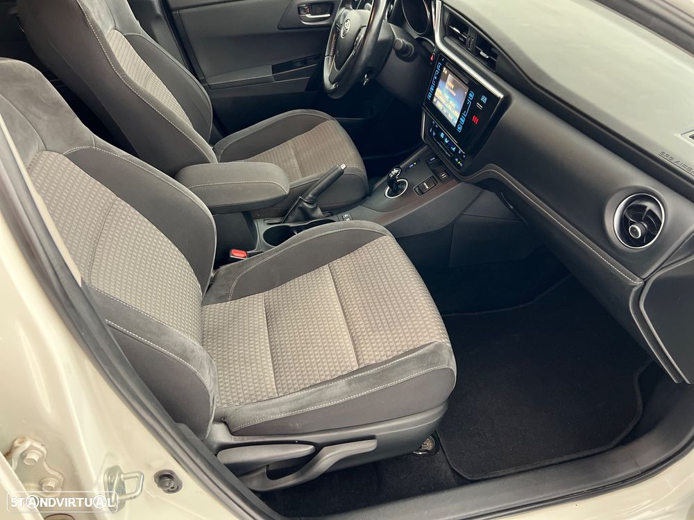 Toyota Auris Touring Sports 1.8 HSD Comfort - 36