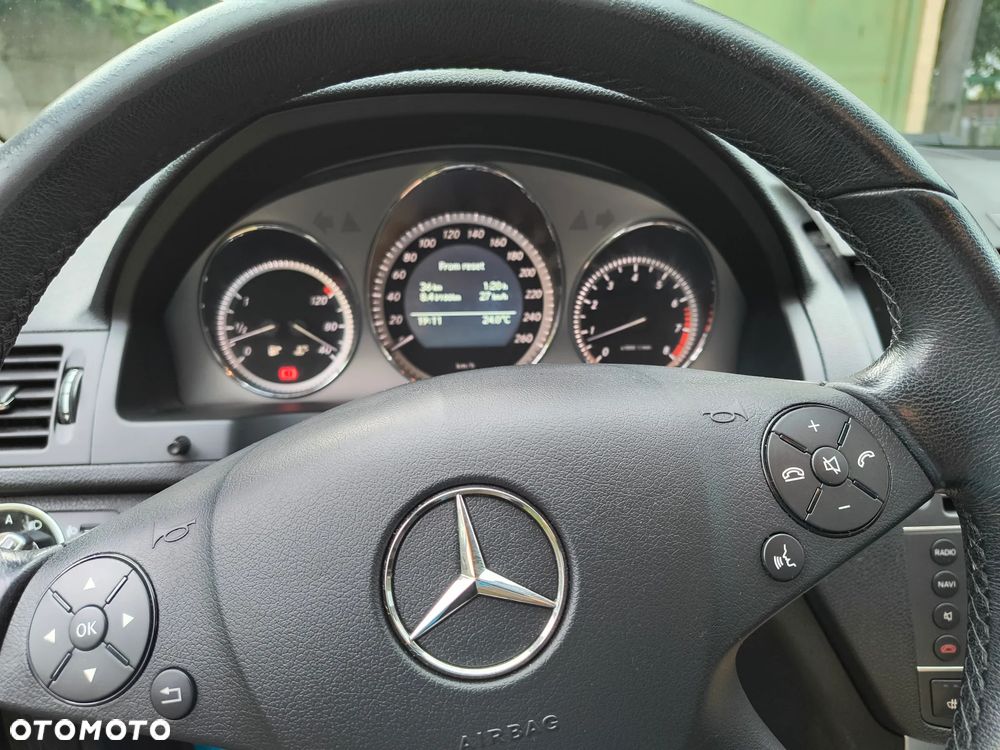 Mercedes-Benz Klasa C 180 CGI BlueEff Avantgarde - 29