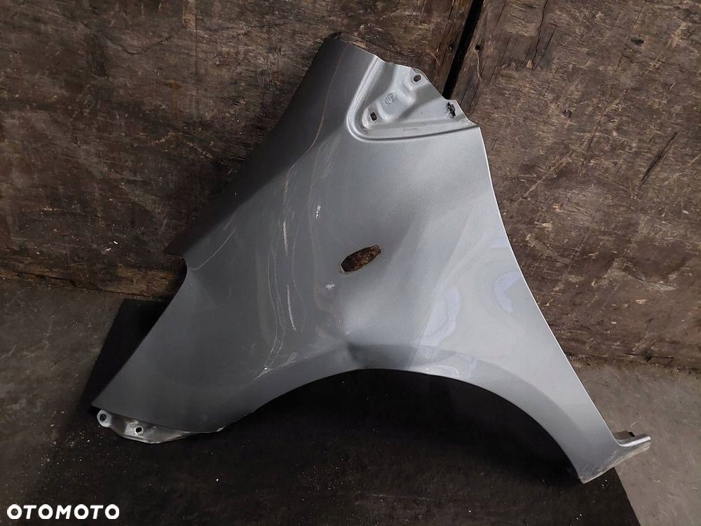 BŁOTNIK LEWY PRZÓD TOYOTA YARIS II LIFT 1F8 - 1