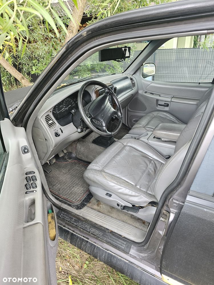 Ford Explorer - 4