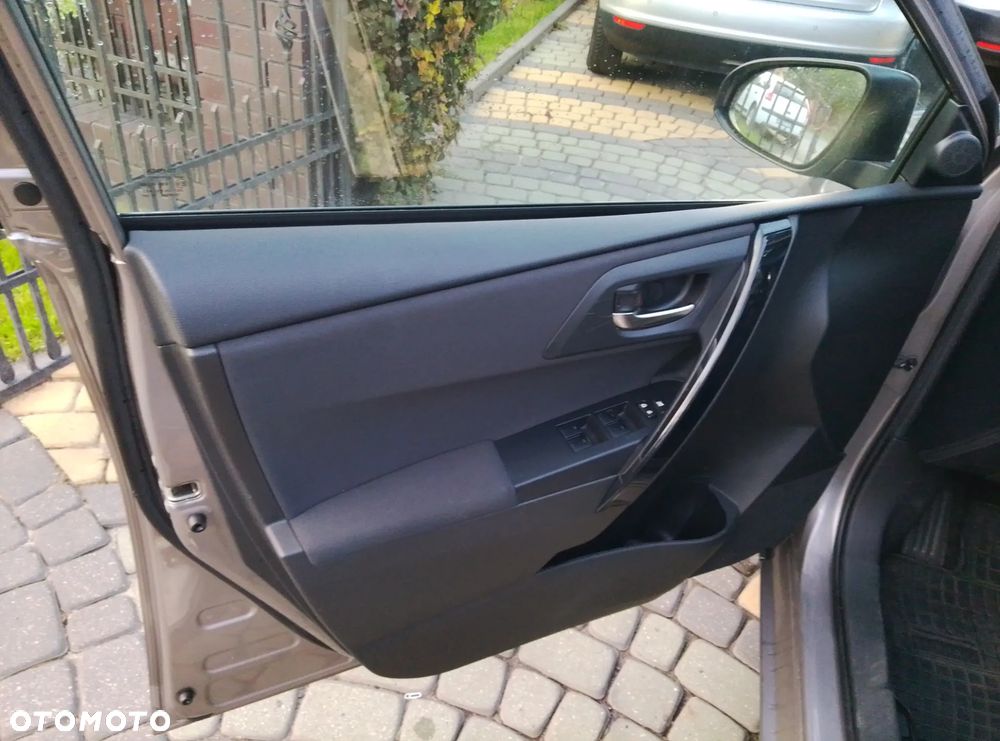 Toyota Auris 1.6 D-4D Executive - 8