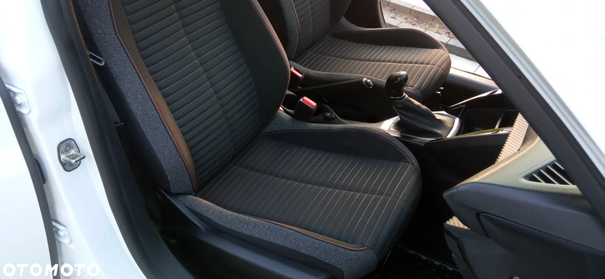 Peugeot 208 - 17