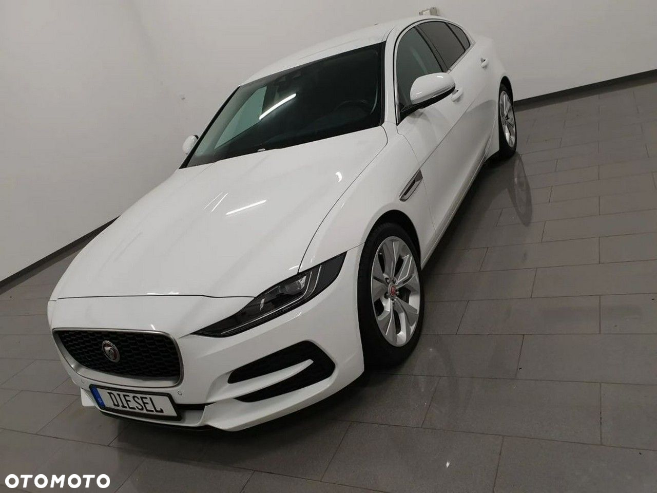 Jaguar XE 2.0 D180 SE - 2