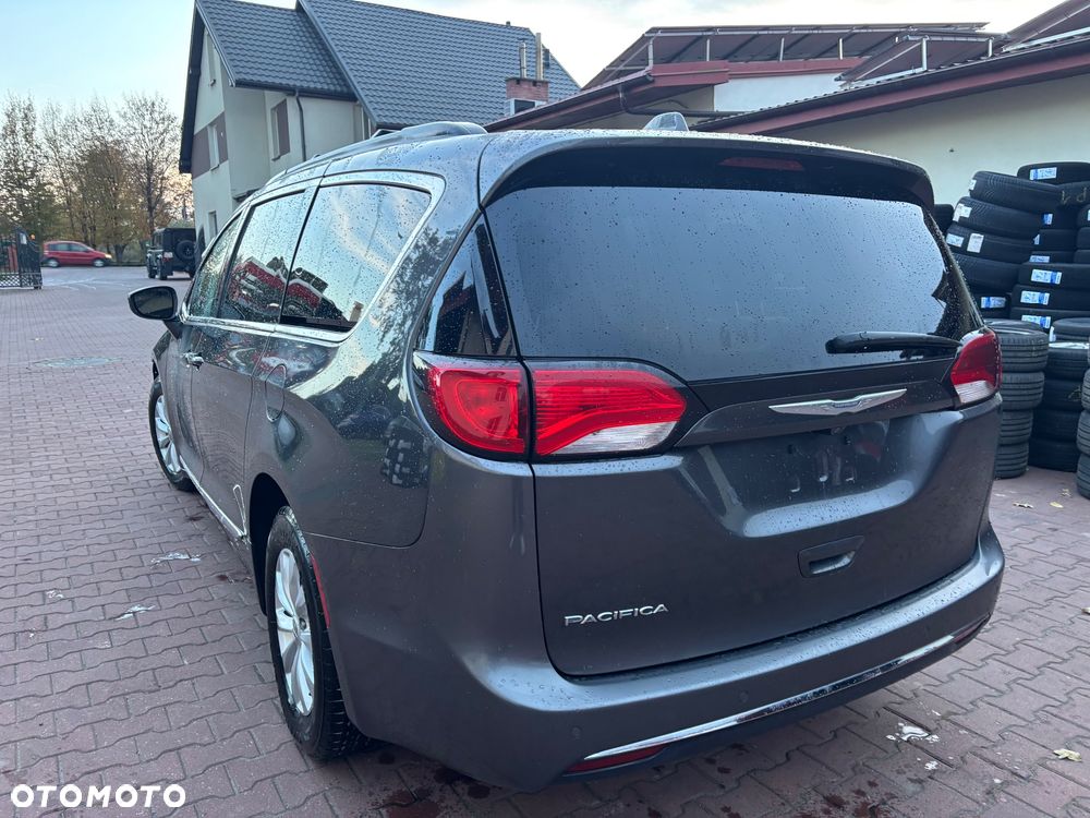 Chrysler Pacifica - 8