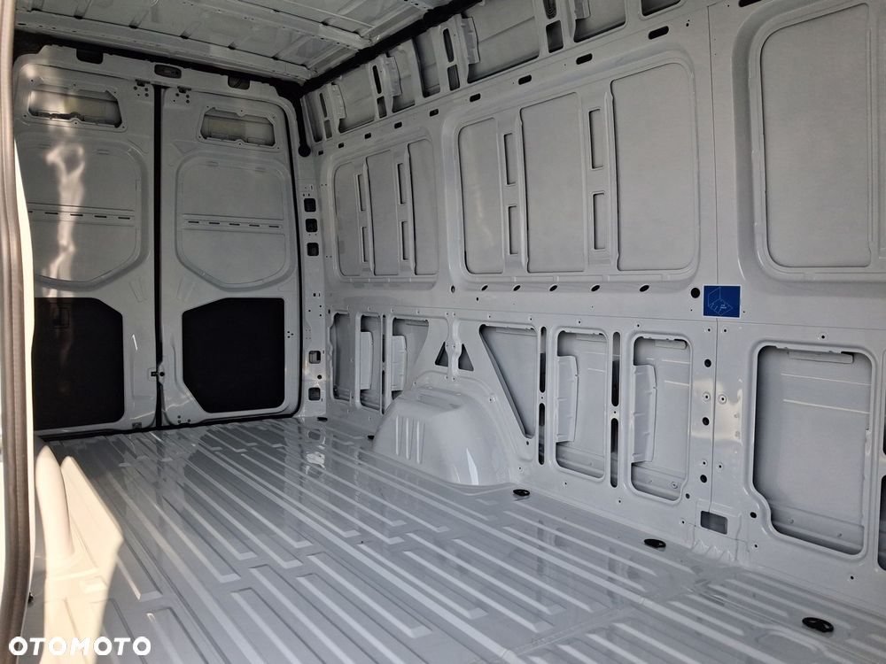 Mercedes-Benz Sprinter - 12