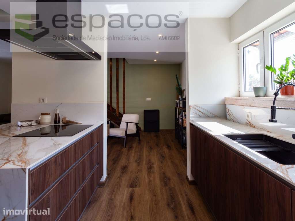 Moradia T2 remodelada, em banda situada no Bairro da Petrogal - Grande imagem: 2/28