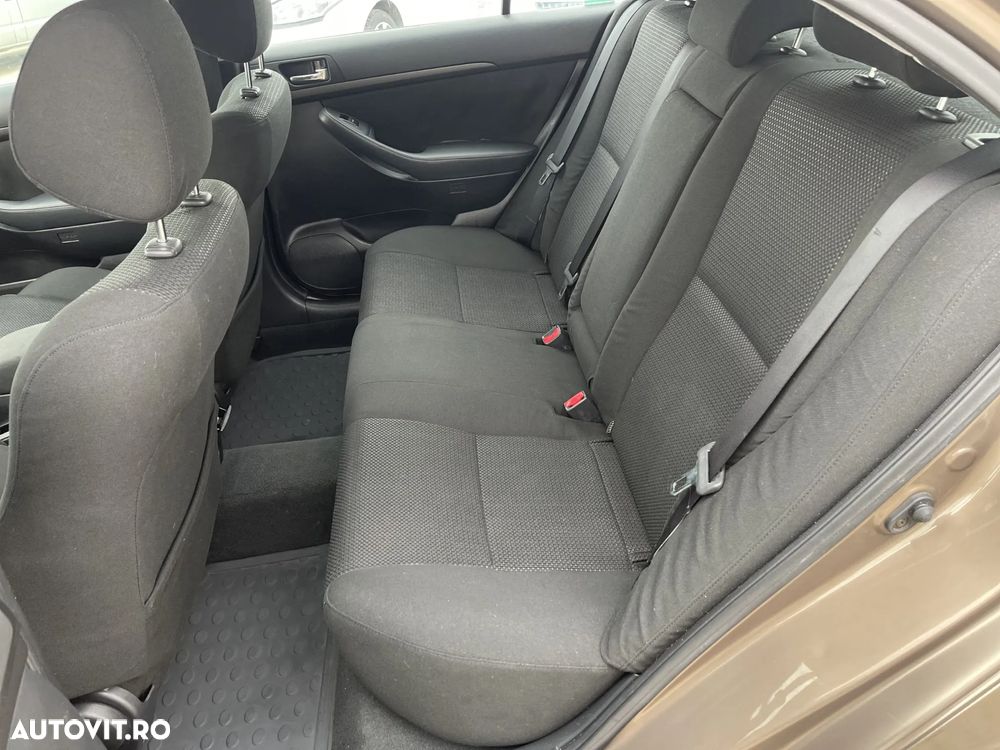 Toyota Avensis 1.6 Sdn. Sol - 10