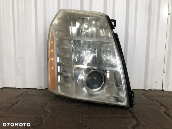 CADILLAC ESCALADE III 6,2 V8 REFLEKTOR PRAWY LAMPA XENON USA PRZETWORNICA
