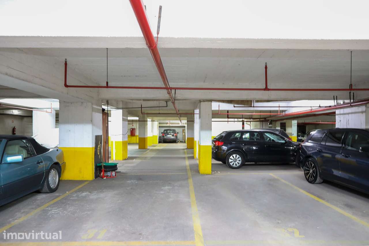 Loja para venda com Garagem no Lumiar - Grande imagem: 2/15