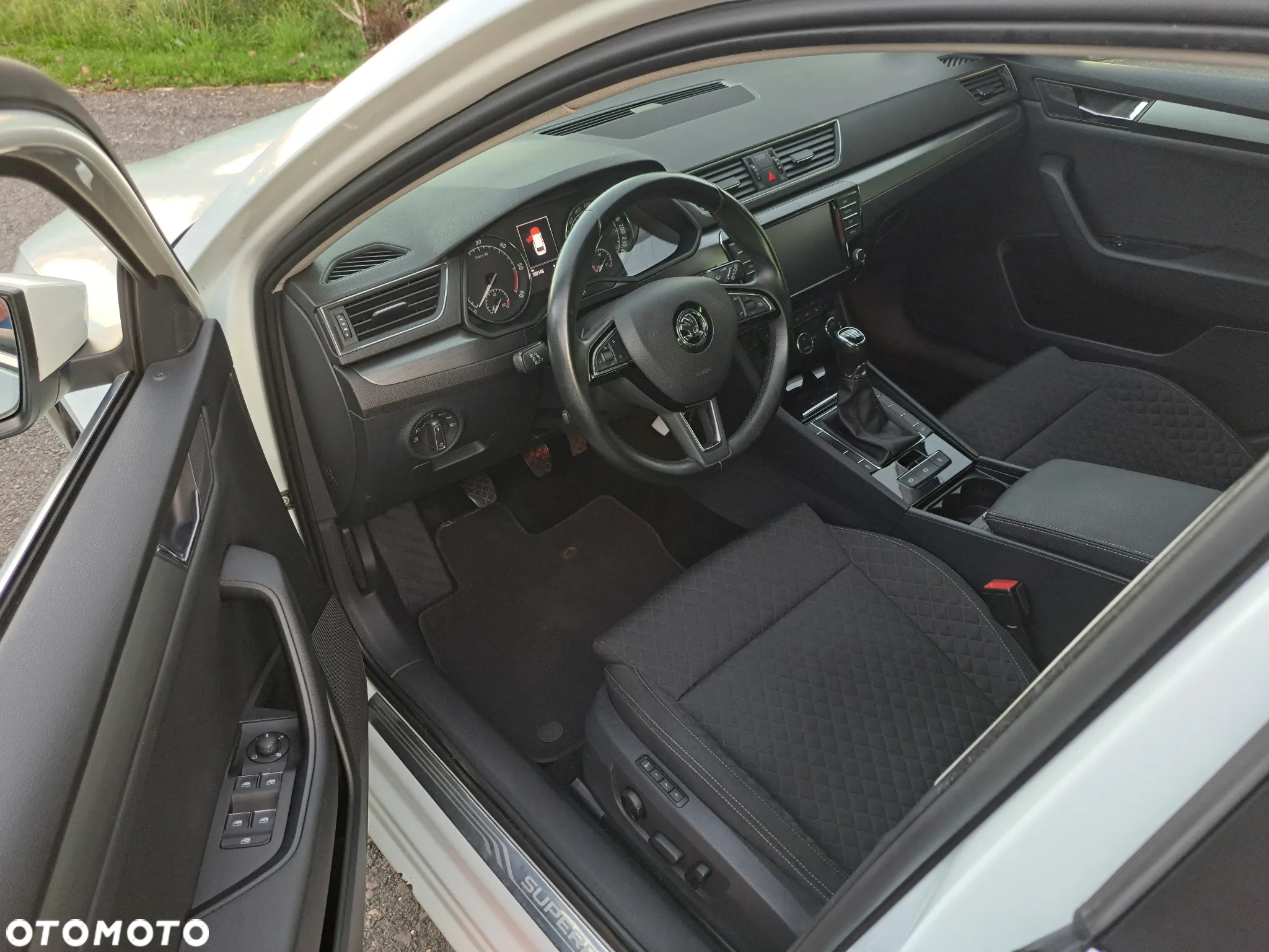 Skoda Superb 2.0 TDI Premium Edition - 16