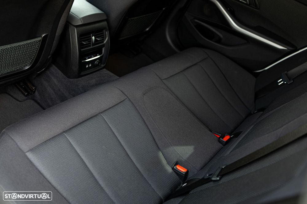 BMW 320 d Aut. Sport Line - 40