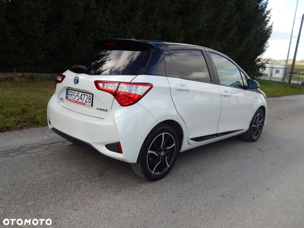 Toyota Yaris Hybrid 100 Premium - 11
