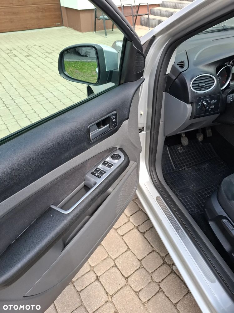 Ford Focus 2.0 TDCi Ghia DPF - 11