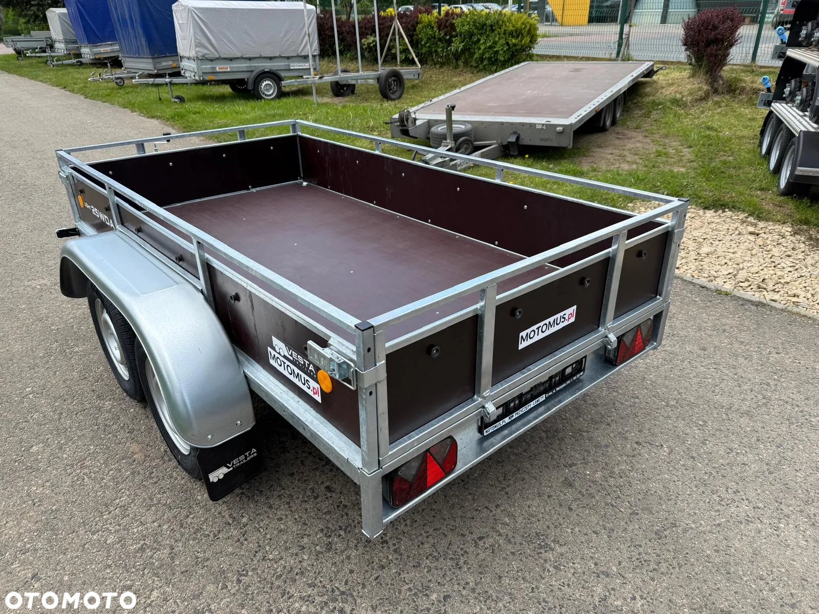 Inny Przyczepa VESTA LIGHT TANDEM 25WDA 251x135x39 cm 2 osie DMC 750 kg WYSOKIE BURTY ze sklejki spawana rama Częstochowa MOTOMUS - 2
