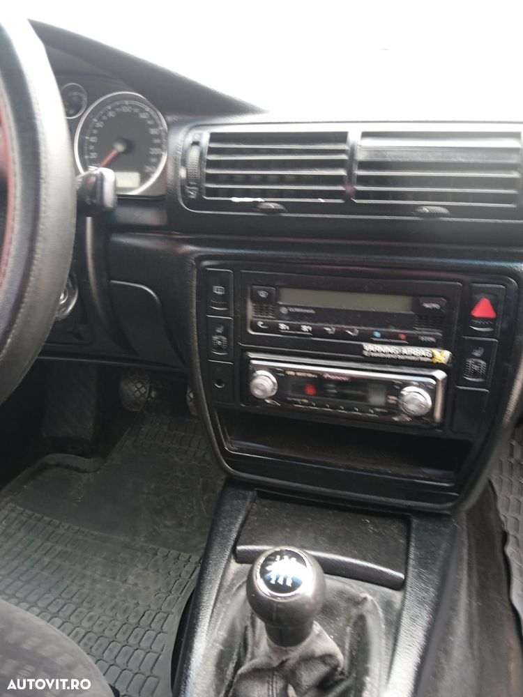 Volkswagen Passat 1.8 Comfortline - 12