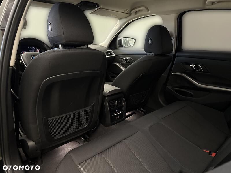 BMW Seria 3 318i - 18