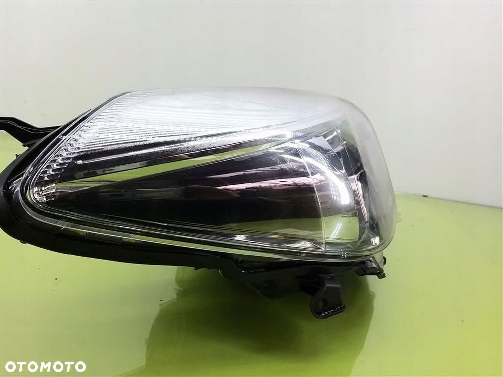 Reflektor lampa przód prawa Toyota Yaris II 11-14 R TYC 20-9271 - 2