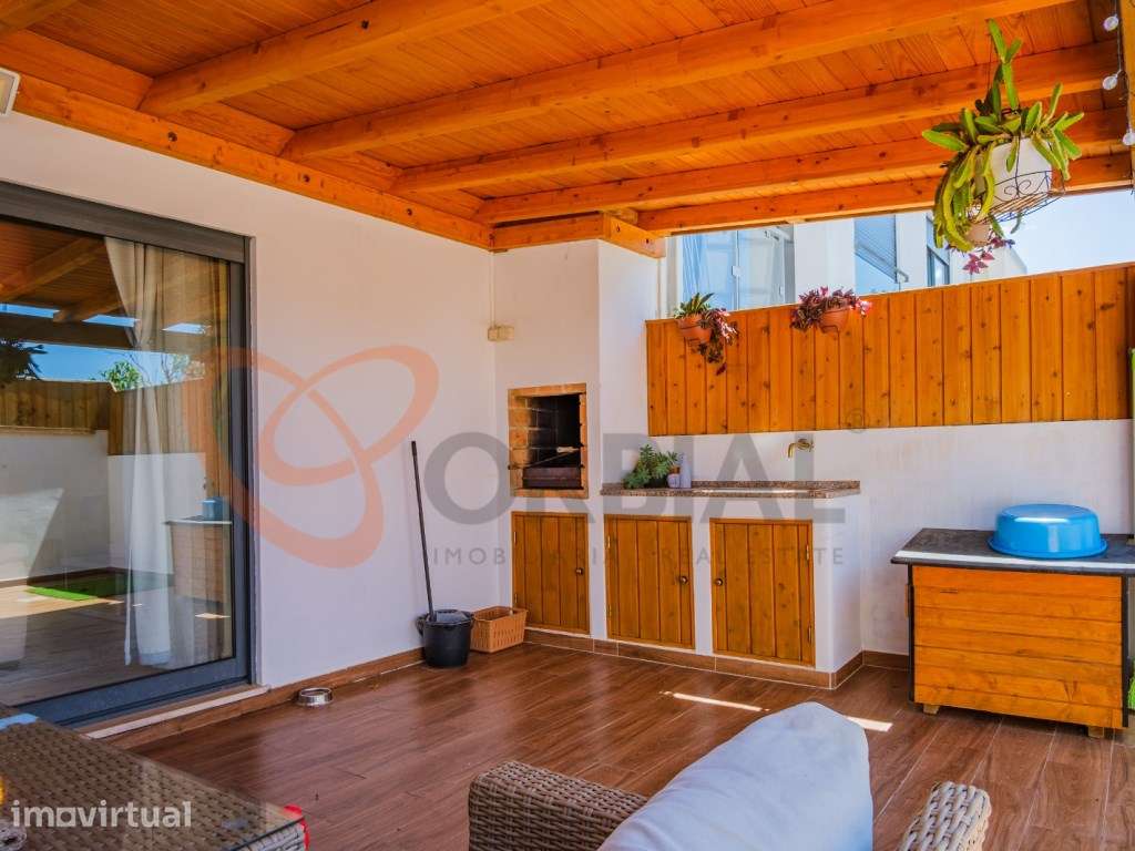 Moradia T3 em banda com piscina, garagem para 3 viaturas e terraço ... - Grande imagem: 3/48