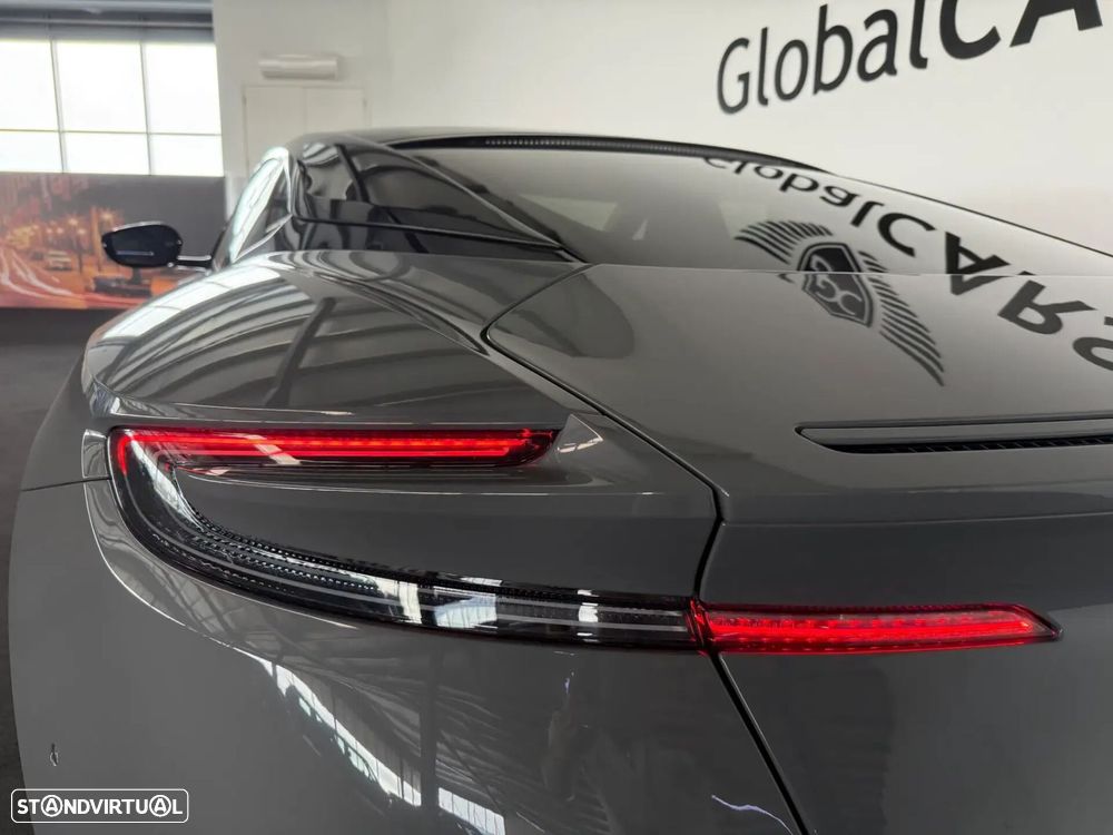 Aston Martin DB11 Coupé - 16