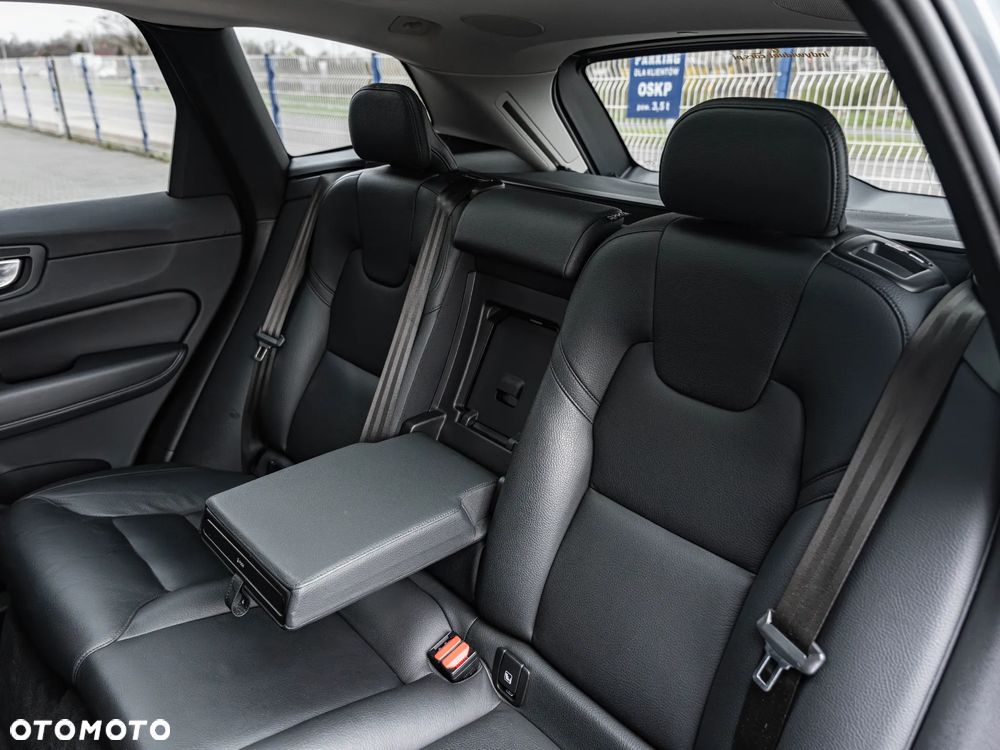 Volvo XC 60 B4 D Plus Dark - 26