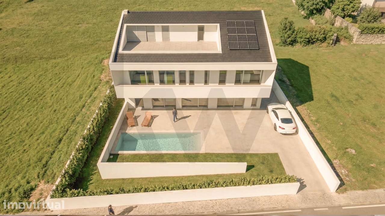 Moradia T4 de Arquitetura Contemporânea com Piscina e Rooftop Panorâmi - Grande imagem: 3/17