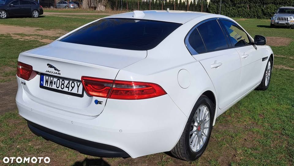 Jaguar XE - 4