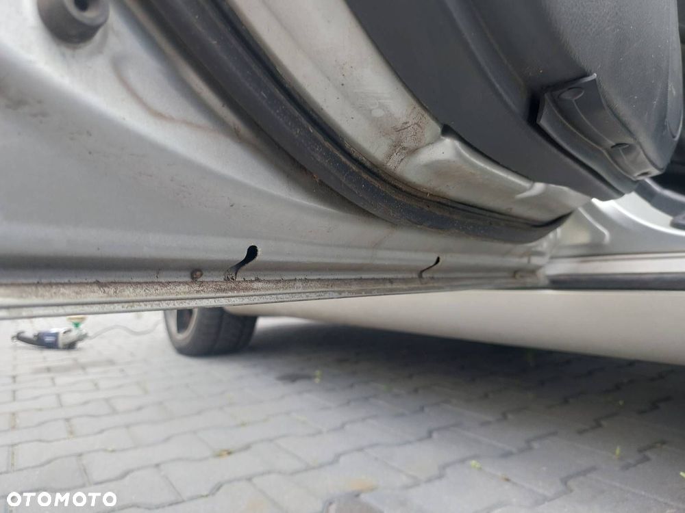 DRZWI KOMPLETNE LEWY TYŁ TOYOTA AVENSIS T25 HB 5D 1C0 - 7