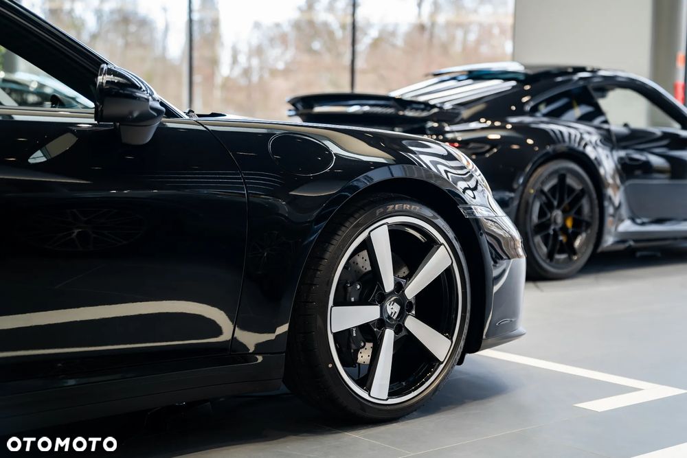 Porsche 911 Carrera - 27