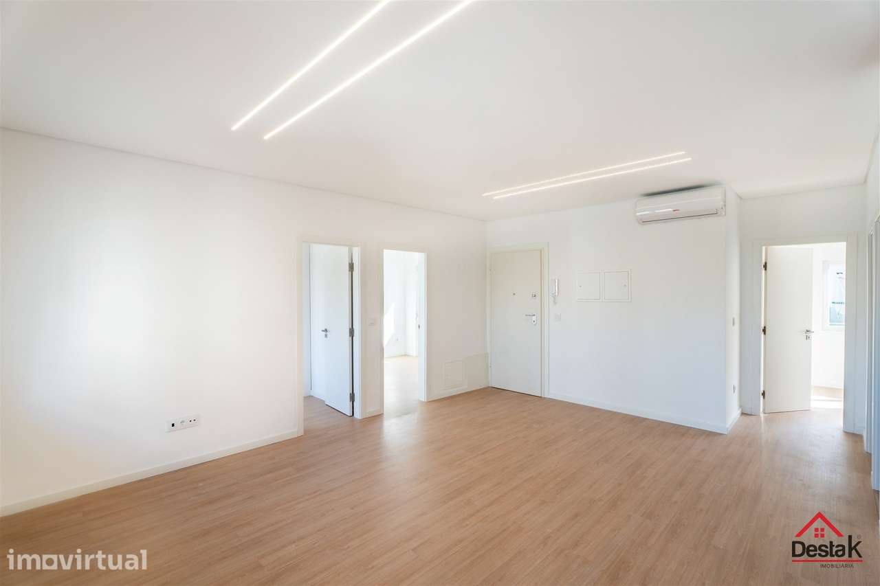 Apartamento T2+1 totalmente remodelado com terraço e varanda em Almada - Grande imagem: 4/30