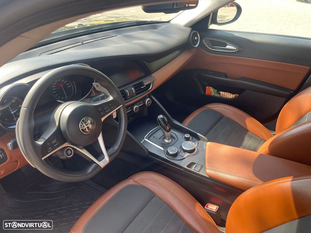 Alfa Romeo Giulia 2.2 D AT8 - 12
