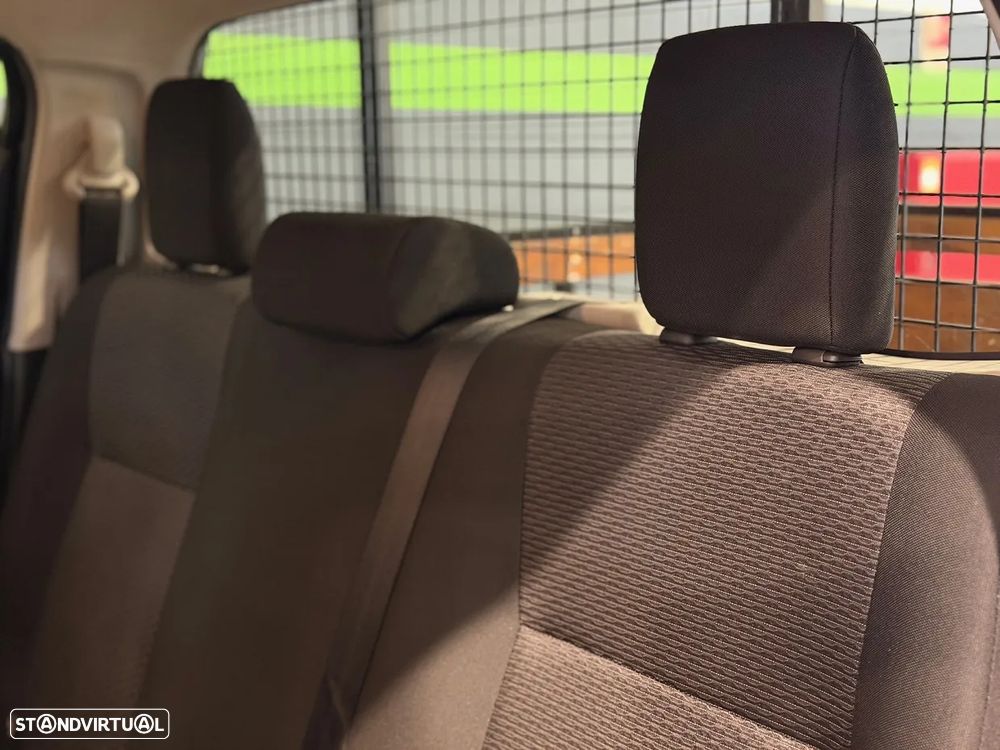 Toyota Hilux 2.4 D-4D CD 5L - 24