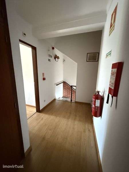 Residencial / Alojamento Local com 7 Suites + Bar + Terraço - Grande imagem: 3/7