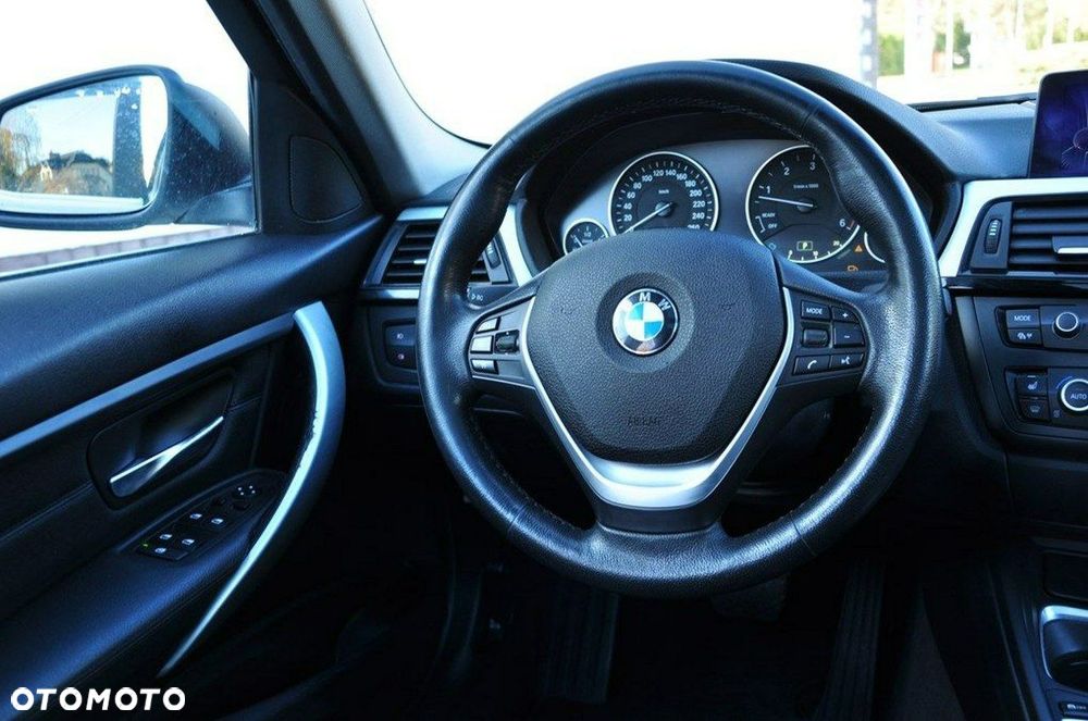 BMW Seria 3 330d xDrive Blue Performance Luxury Line - 32