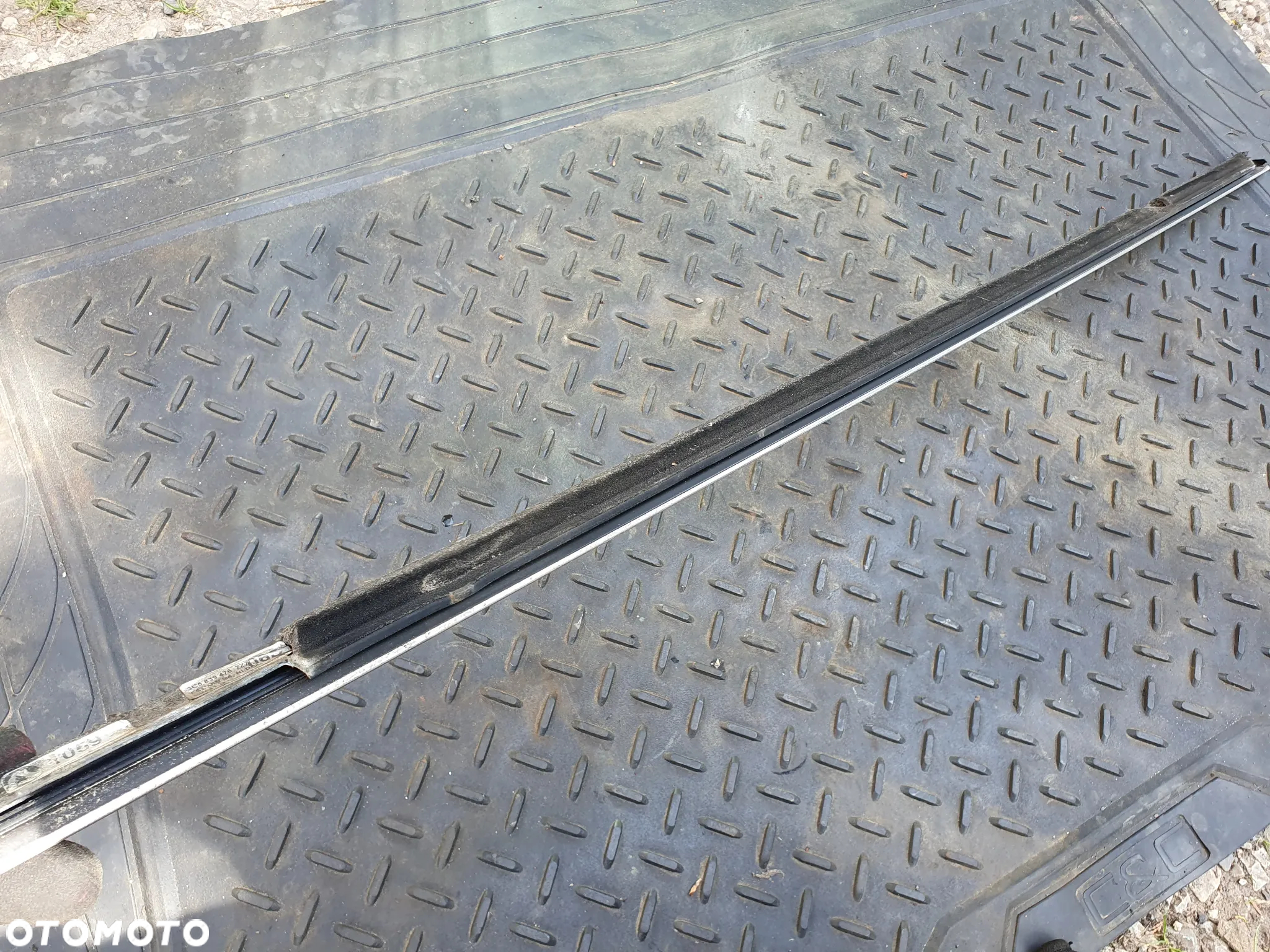 VW PASSAT B6 KOMBI LISTWA DRZWI SZYBY ZGARNIAJĄCA SZYBĘ PRAWY TYŁ CHROM ORYGINAŁ 3C5839476 - 2