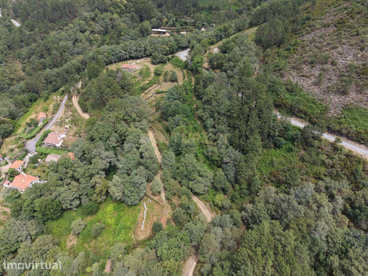 Moradia para restauro e terreno com 2 261m2 em Adrão, Arcos de Valdeve - Grande imagem: 2/9