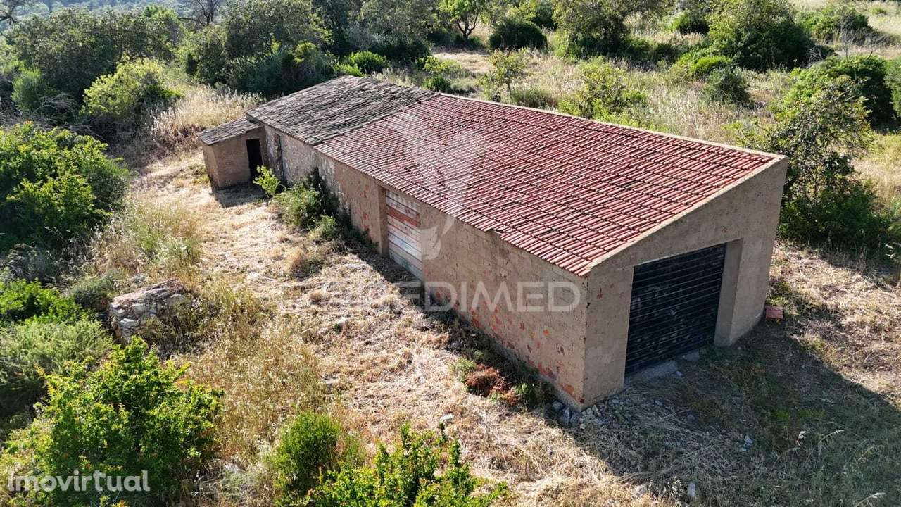 RUINA INSERIDA EM TERRENO COM 4,65 HECTARES COM VISTA PARA O MAR - Grande imagem: 3/6