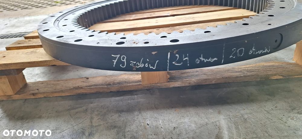 Wieniec obrotu CASE 688 888 988 - 2